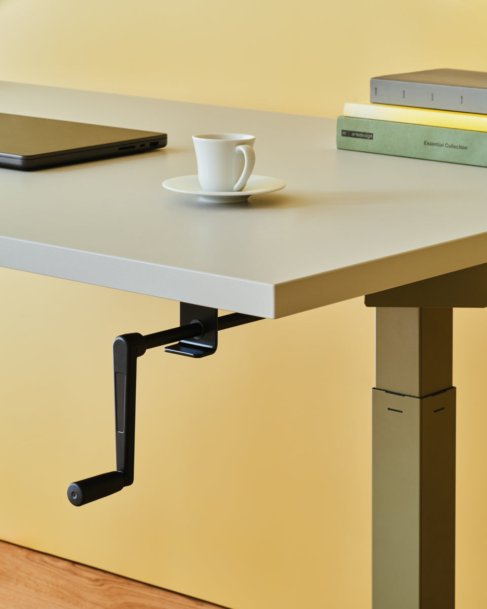 Eleganter Ogi Drive BOC06 Schreibtisch mit manuellem Höhenverstellmechanismus, ideal für ergonomisches Arbeiten und stilvolle Büroumgebungen.