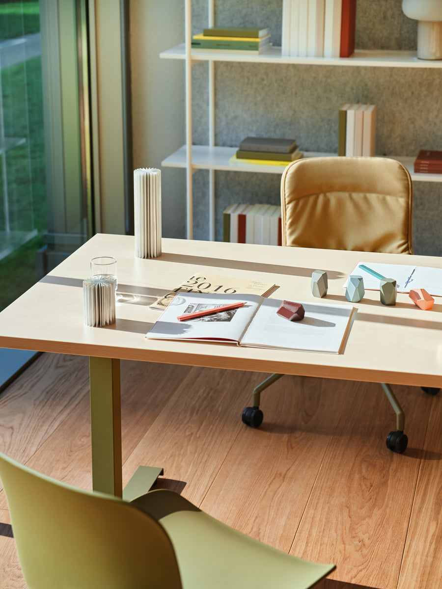 Moderner Ogi Drive BOC06 Schreibtisch mit manuellem Höhenverstellmechanismus, perfekt für flexibles Arbeiten und ansprechende Bürogestaltung.