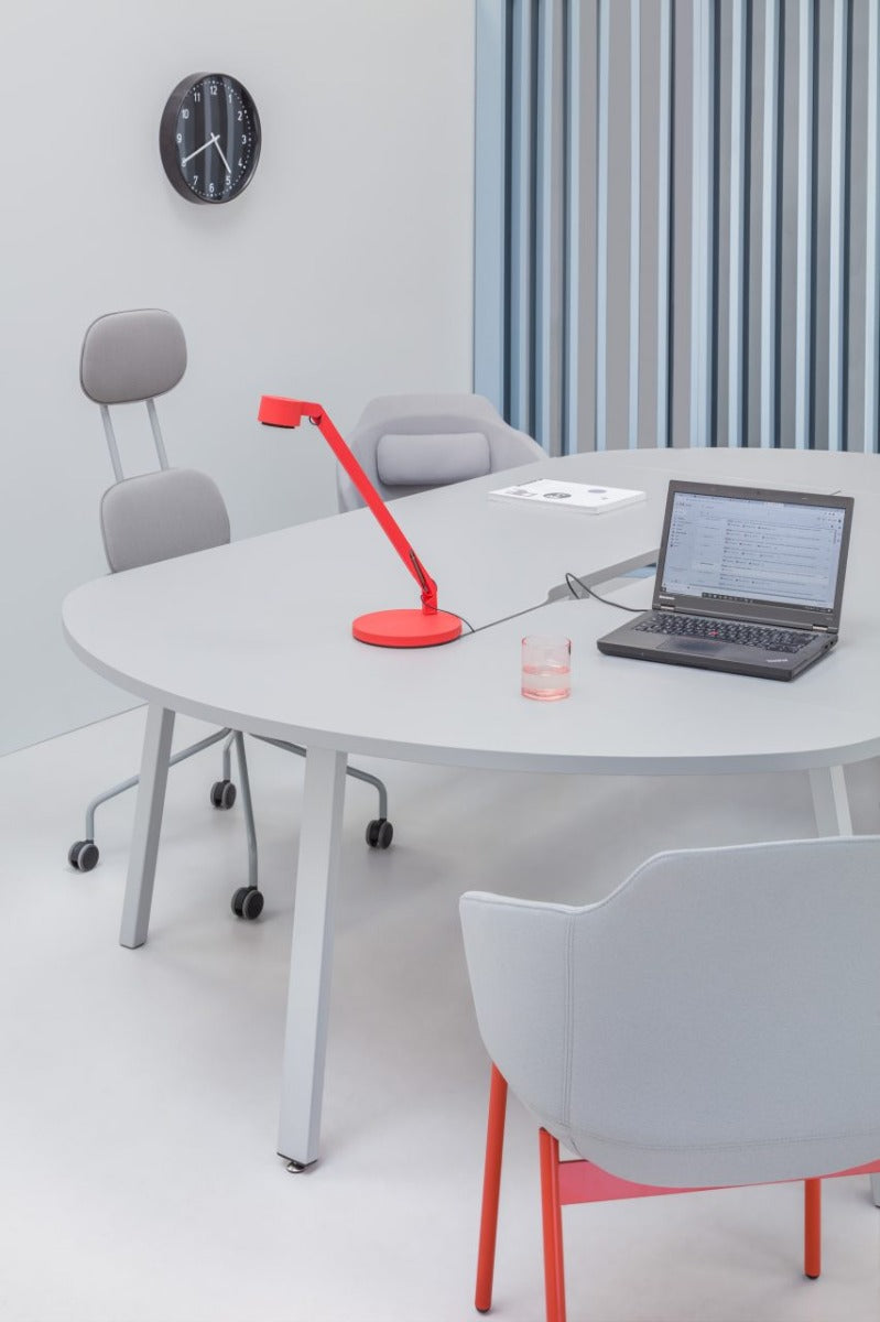 Eleganter Doppelschreibtisch Ogi M Bench BOM46E2 von Mdd, perfekt für kreative Büros, bietet viel Platz für Zusammenarbeit und Produktivität.