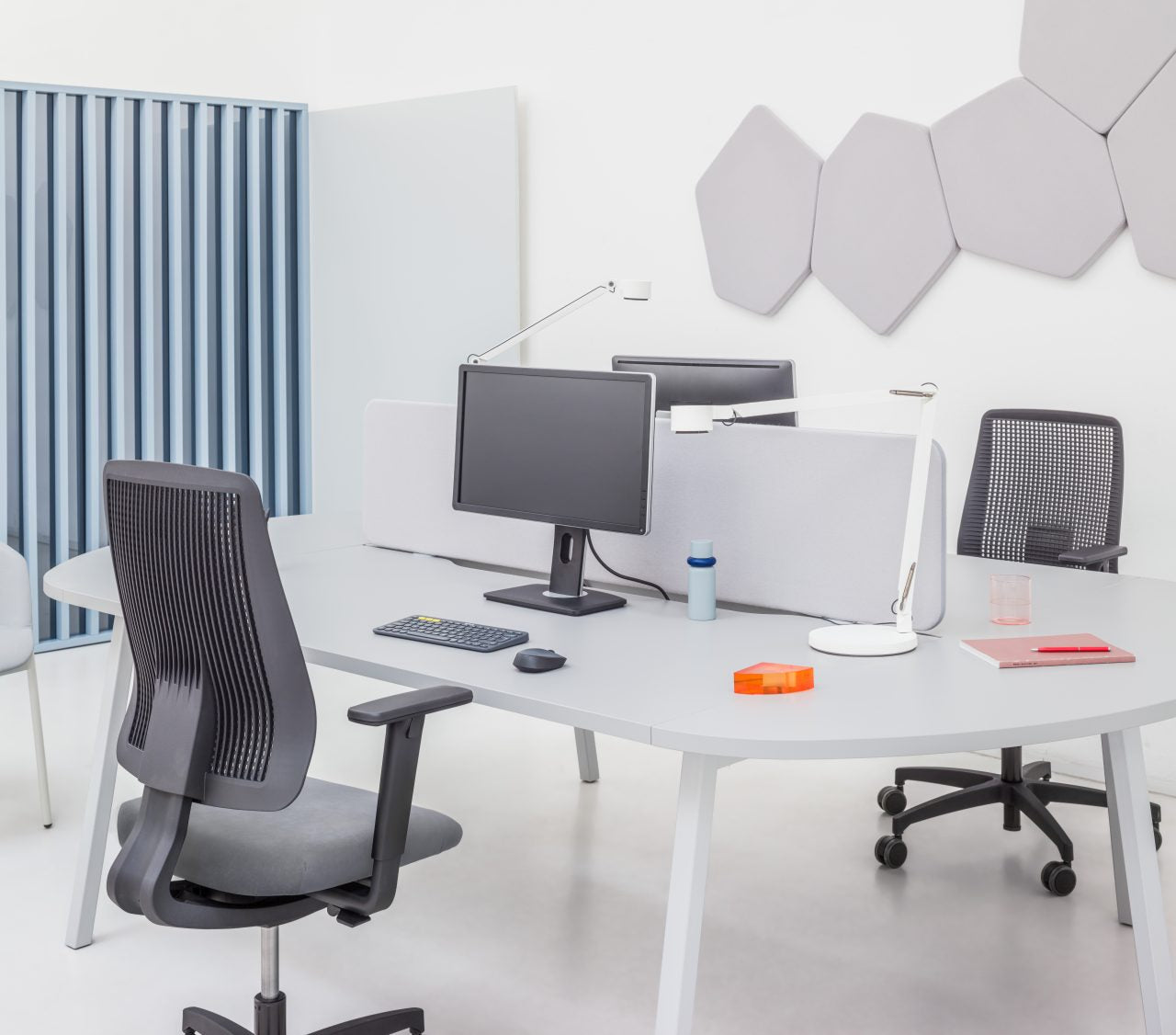 Moderner Doppelschreibtisch Ogi M Bench BOM46E2 von Mdd, ideal für Teamarbeit und kreative Projekte, vereint Stil und Funktionalität.