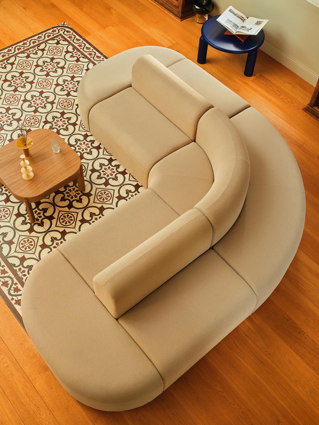 Modernes, doppelseitiges Artiko AT42 Sofa in Grau, perfekt für kreative Raumgestaltungen, bietet Komfort und Flexibilität für jeden Wohnstil.
