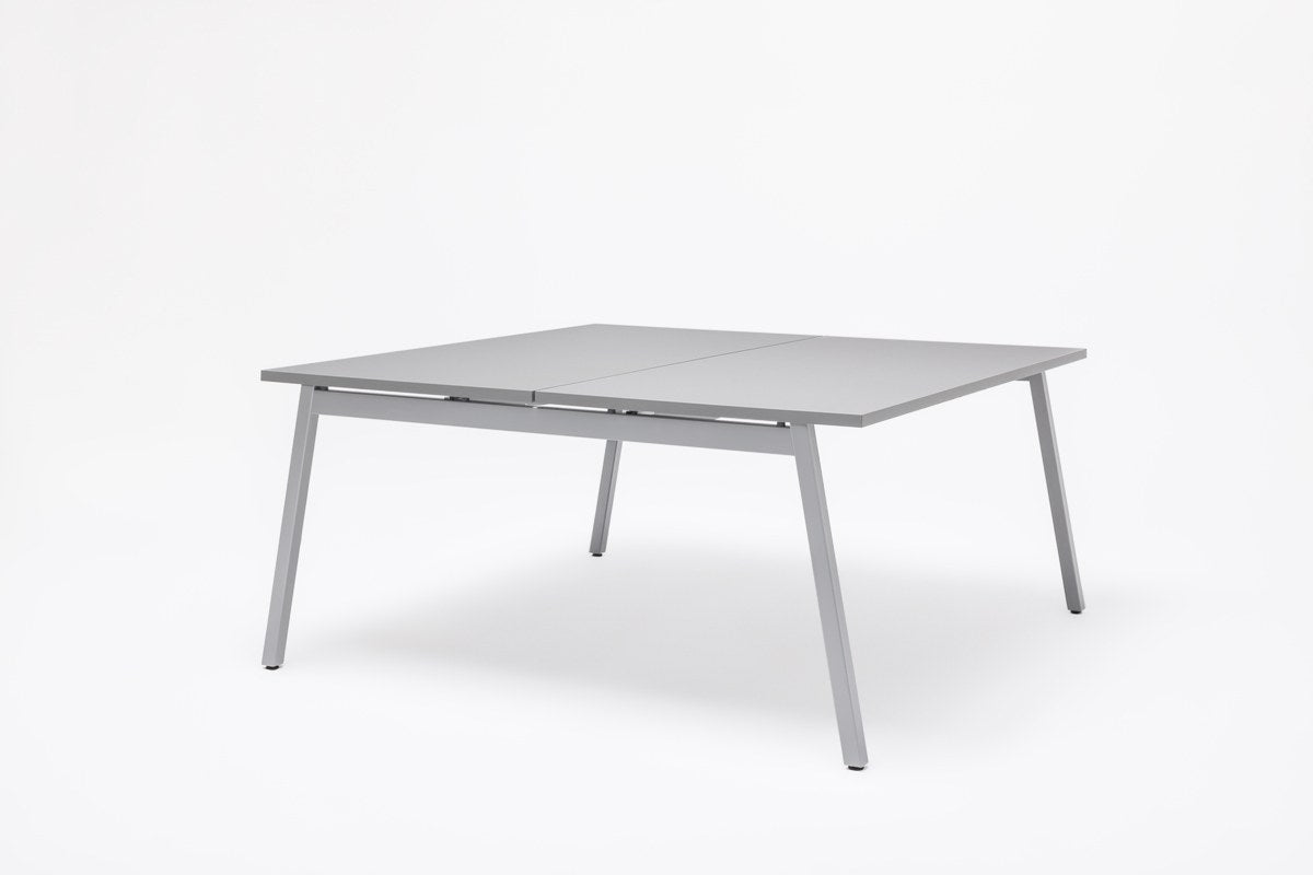 Doppelschreibtisch Ogi M Bench von Mdd mit Melamin-Tischplatte in Honigeiche und schwarzem Metallgestell, für zwei Arbeitsplätze.