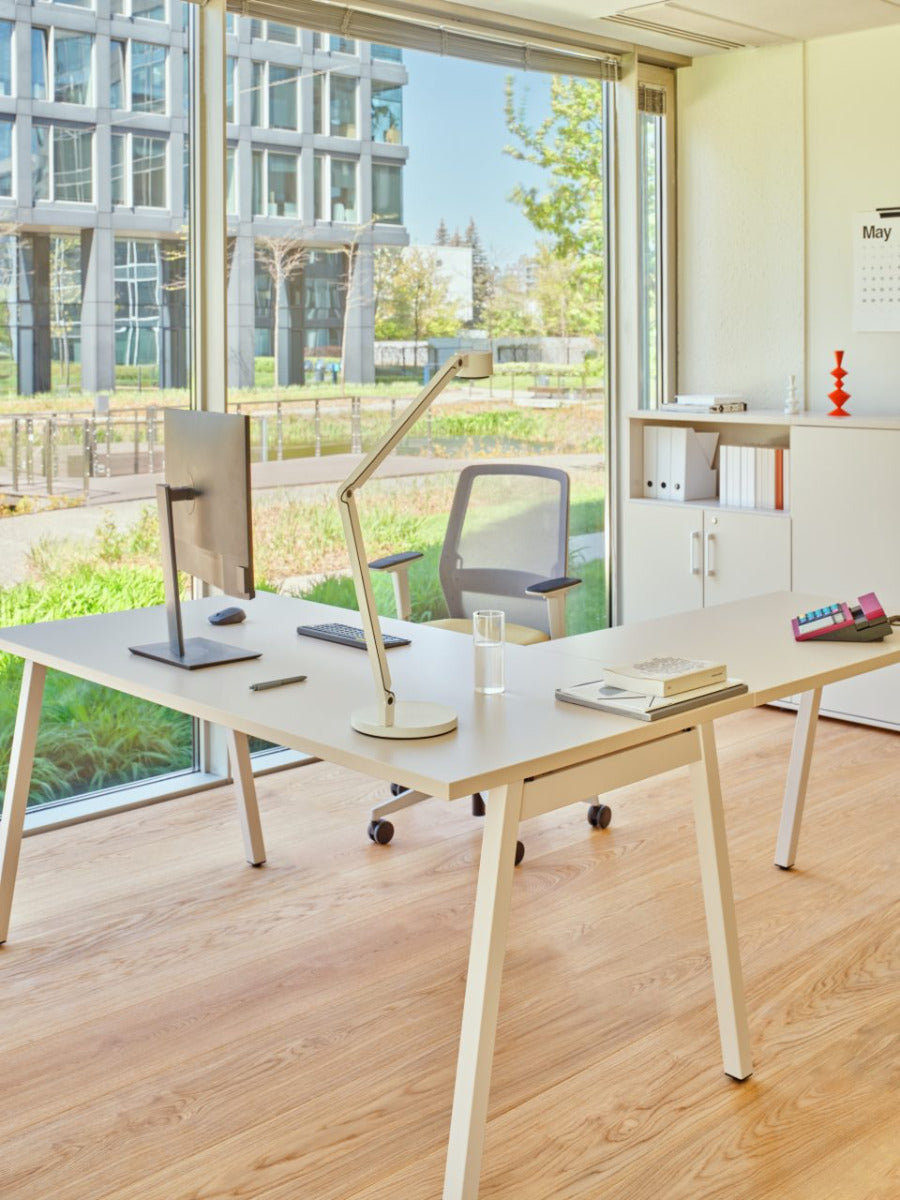 Moderner Ogi M BOMZ05 Schreibtisch von Mdd, der durch seine harmonische Holzoptik und durchdachte Funktionalität überzeugt, perfekt für jedes Arbeitsumfeld.