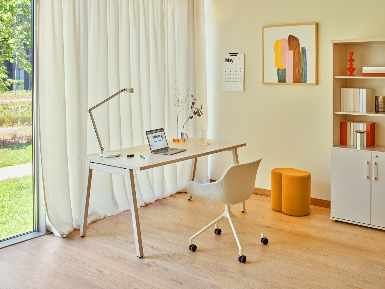 Moderner Ogi M BOM03E2 Schreibtisch, der Funktionalität und Ästhetik vereint, perfekt für produktive Arbeitsplätze und stilvolle Büros.