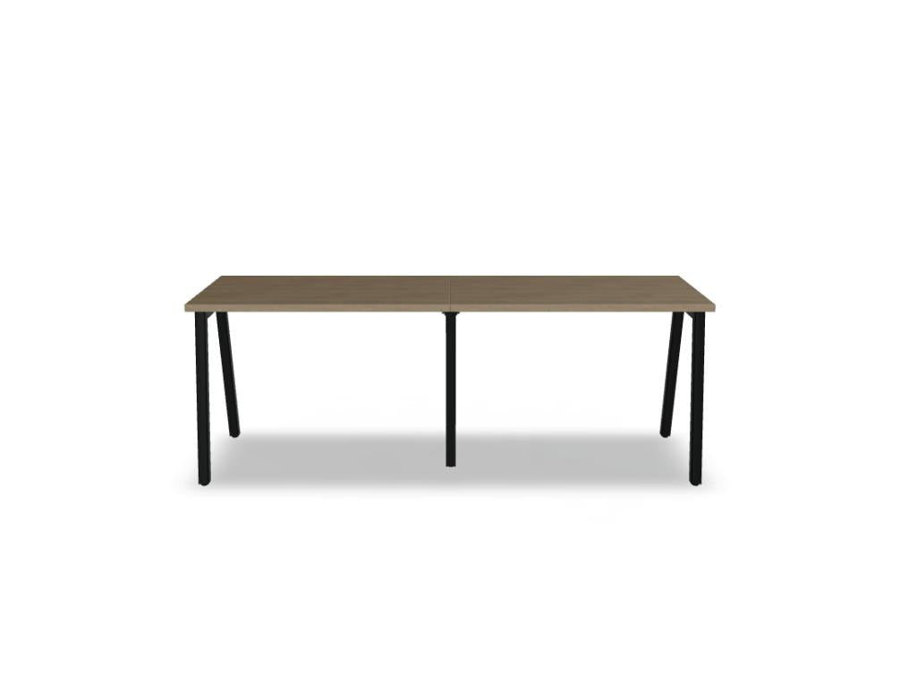 Schreibtisch Ogi M von Mdd mit Tischplatte in Honigeiche und schwarzem Metallgestell im 40x40 mm Profil, schräge Beine.
