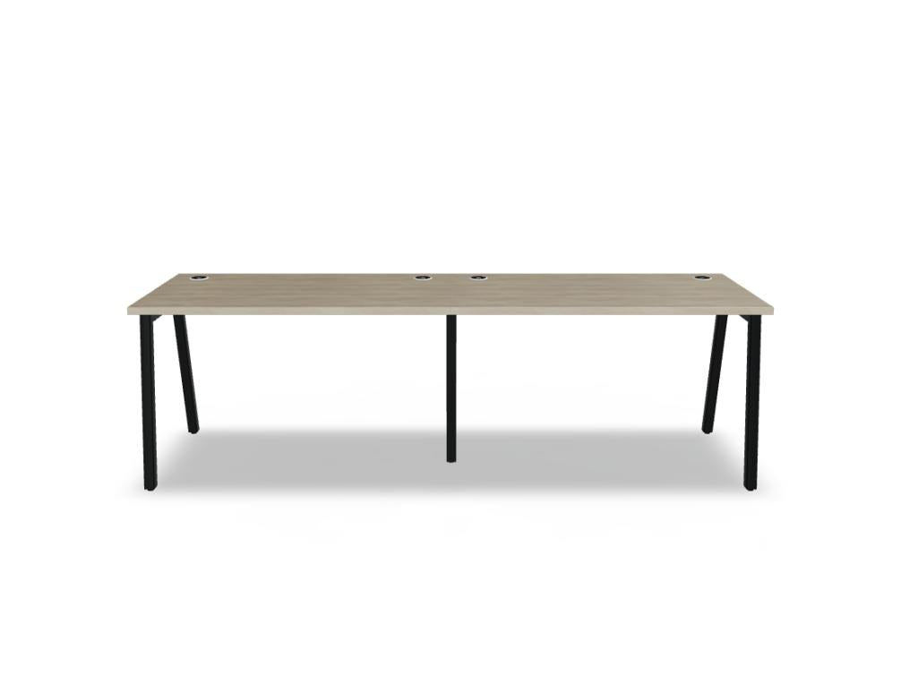 Schreibtisch Ogi M von Mdd mit Tischplatte in Honigeiche und schwarzem Metallgestell im 40x40 mm Profil, schräge Beine.