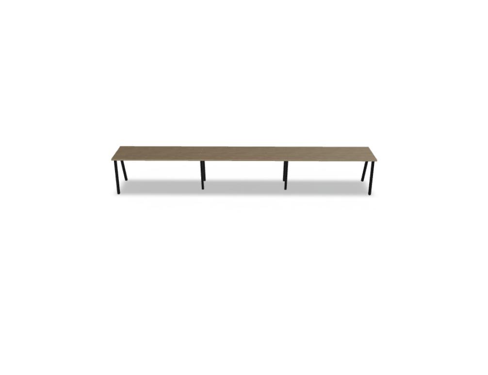 Schreibtisch Ogi M von Mdd mit Tischplatte in Honigeiche und schwarzem Metallgestell im 40x40 mm Profil, schräge Beine.