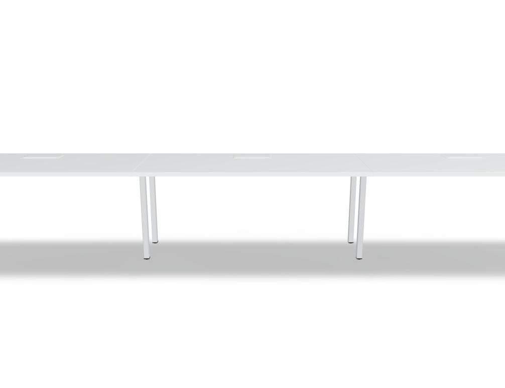 Schreibtisch Ogi M von Mdd mit Tischplatte in Honigeiche und schwarzem Metallgestell im 40x40 mm Profil, schräge Beine.