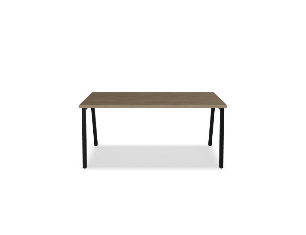 Schreibtisch Ogi M von Mdd mit Tischplatte in Honigeiche und schwarzem Metallgestell im 40x40 mm Profil, schräge Beine.