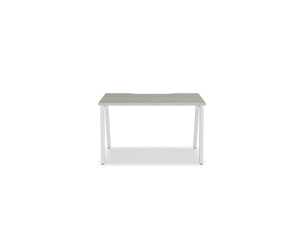 Schreibtisch Ogi M von Mdd mit Tischplatte in Honigeiche und schwarzem Metallgestell im 40x40 mm Profil, schräge Beine.
