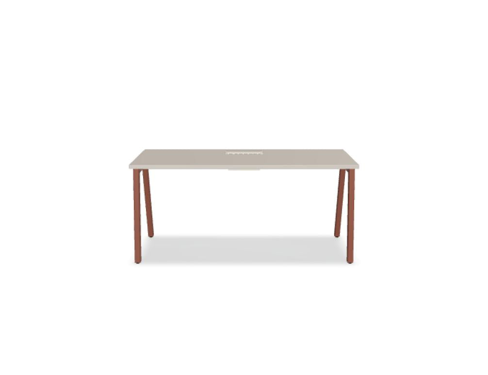Ogi M BOM16 Schreibtisch von MDD: moderner, eleganter Schreibtisch aus Holz mit klaren Linien, großzügiger Arbeitsfläche und Ablagefläche, perfekter Arbeitsplatz für Homeoffice
