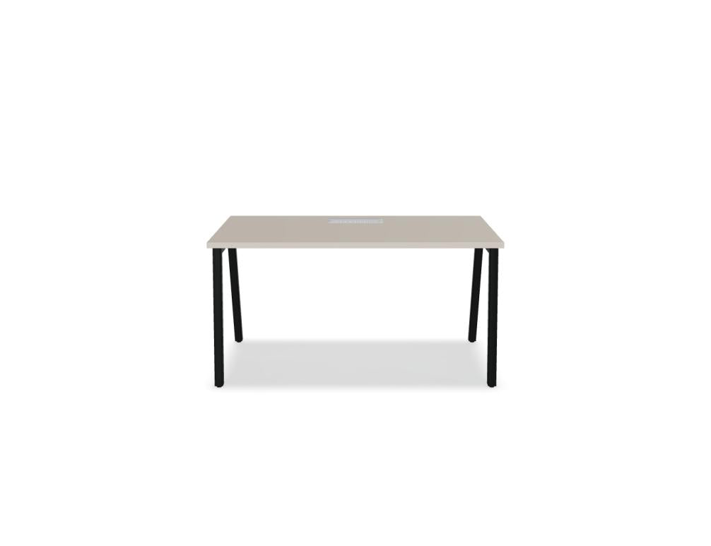 Schreibtisch Ogi M BOM24 in dunkler Holzoptik mit glatten Fronten, integrierter Kabelöffnung und minimalistischer, moderner Arbeitsfläche
