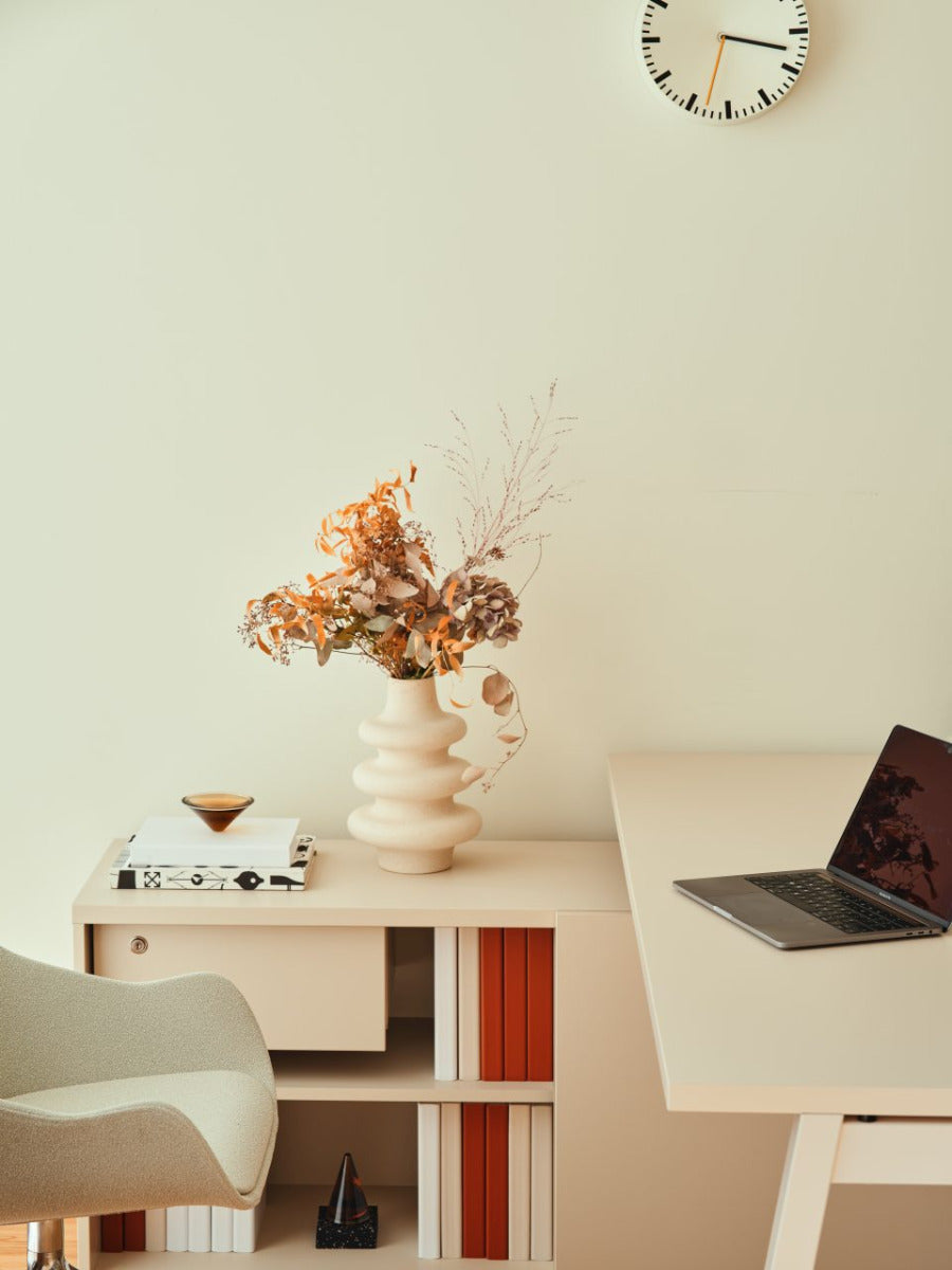 Moderner Ogi M BOM20 Schreibtisch mit integriertem Schrank, ideal für effizientes Arbeiten, harmonisches Holzdesign für jedes Büro.