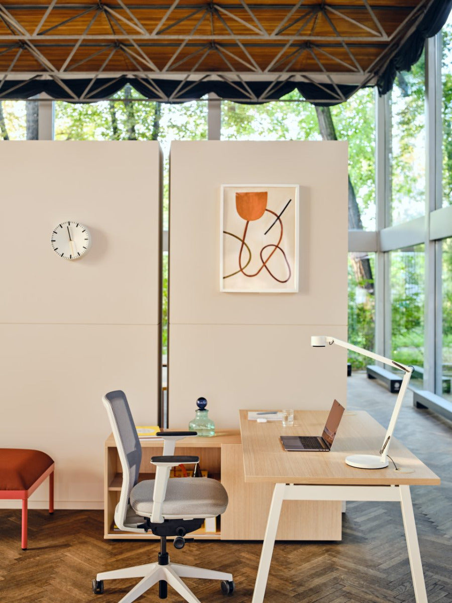 Eleganter Ogi M BOM21 Schreibtisch mit integriertem Schrank, ideal für ein aufgeräumtes und funktionales Arbeitsumfeld.
