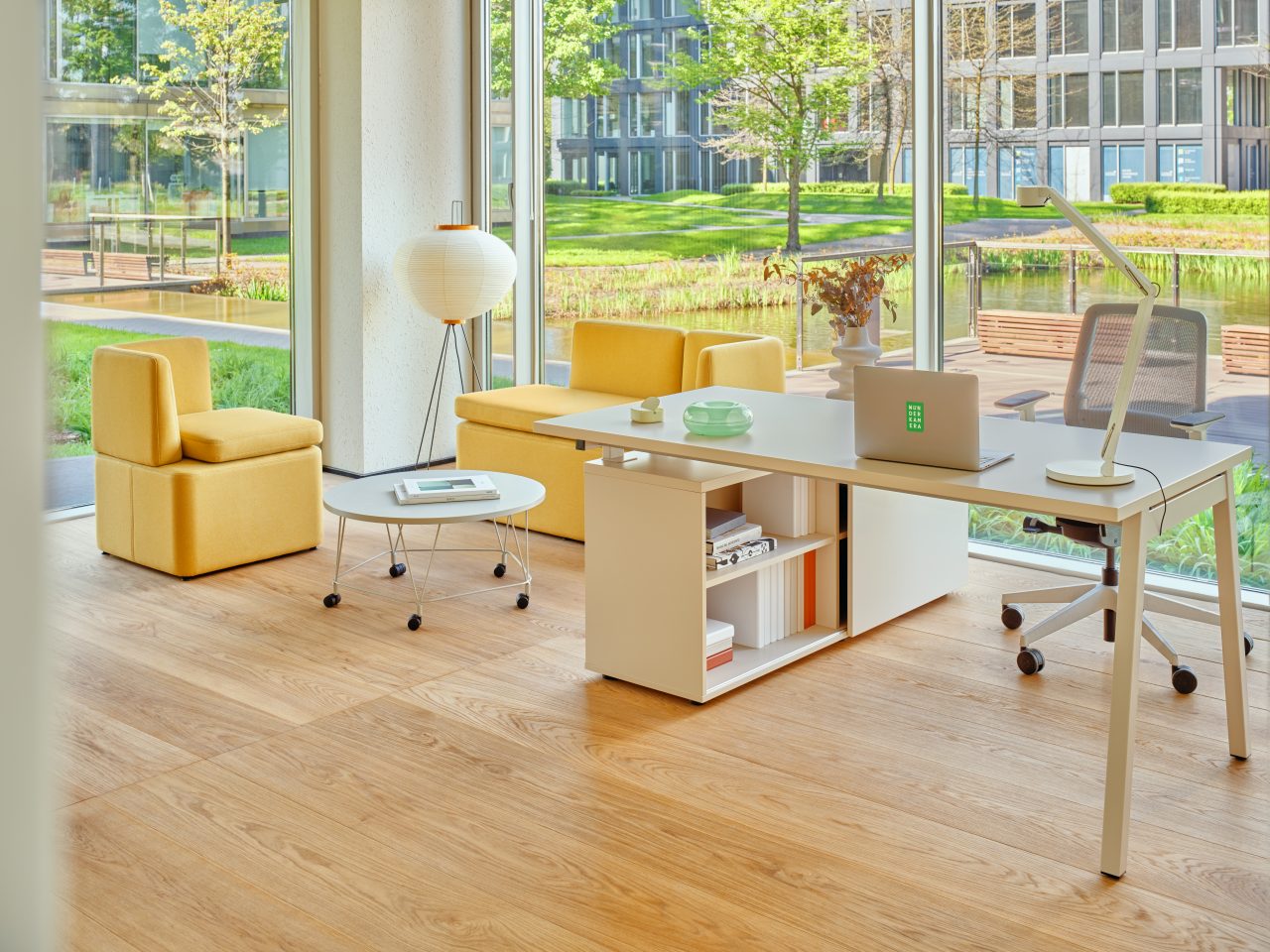 Eleganter Ogi M BOM21 Schreibtisch mit integriertem Schrank, ideal für ein aufgeräumtes und modernes Arbeitsumfeld.