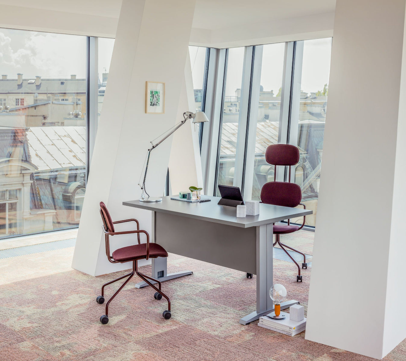 Eleganter Ogi N BNG11 Schreibtisch von Mdd, perfekt für kreative Arbeitsumgebungen, vereint modernes Design mit praktischer Funktionalität.