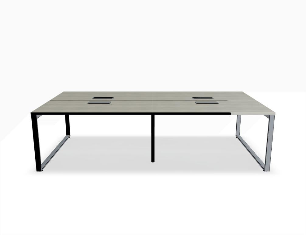 Doppelschreibtisch Ogi Q Bench mit Tischplatte in Honigeiche und schwarzem, pulverbeschichtetem Metallgestell, Ansicht von vorne.