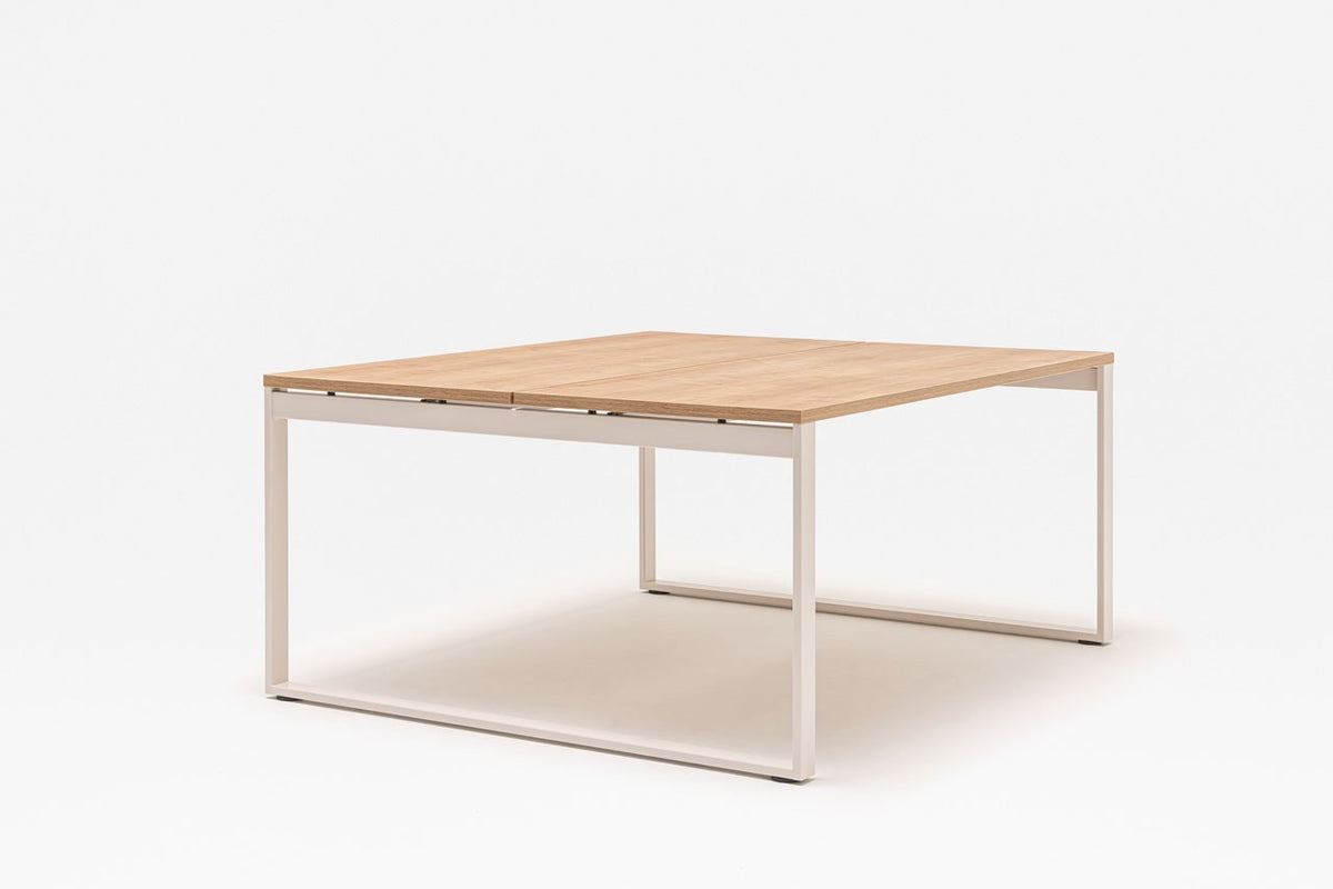 Doppelschreibtisch Ogi Q Bench mit Tischplatte in Honigeiche und schwarzem, pulverbeschichtetem Metallgestell, Ansicht von vorne.