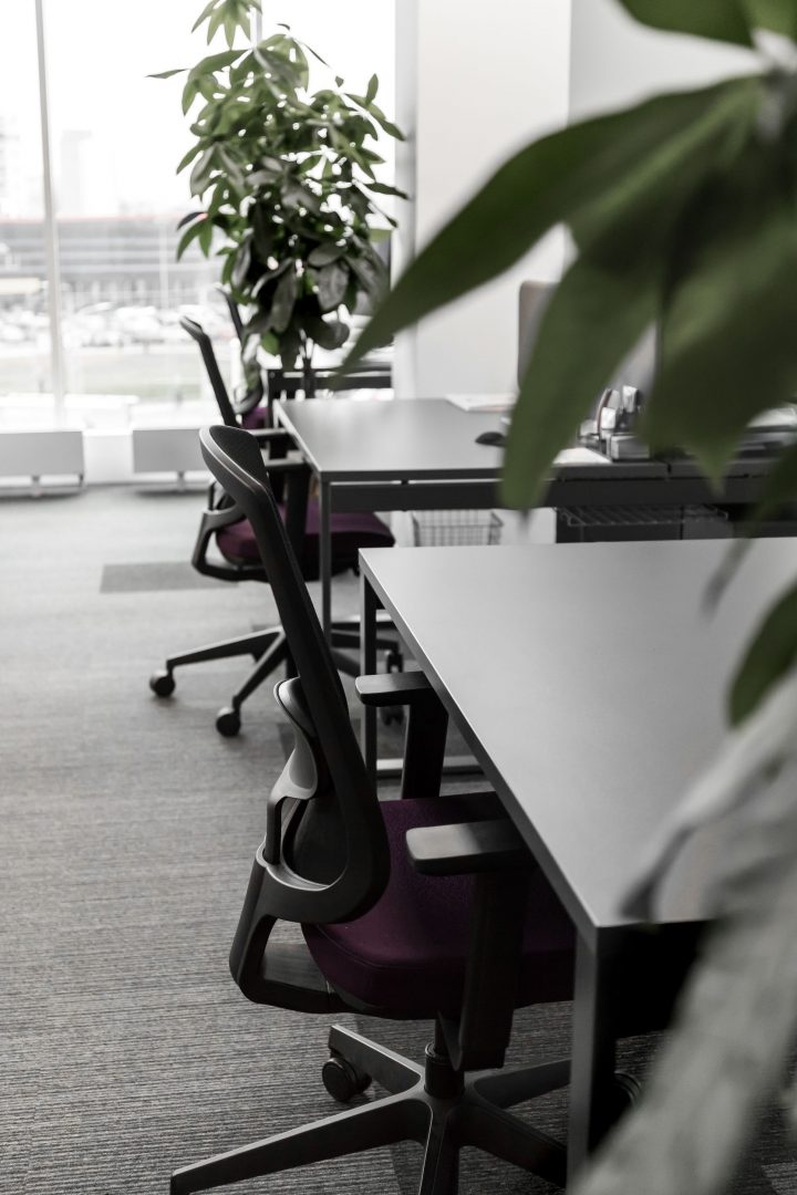 Eleganter Doppelschreibtisch Ogi Q Bench BOQ32E3 von Mdd, ideal für effizientes Arbeiten in modernen Büros mit ansprechendem Design.