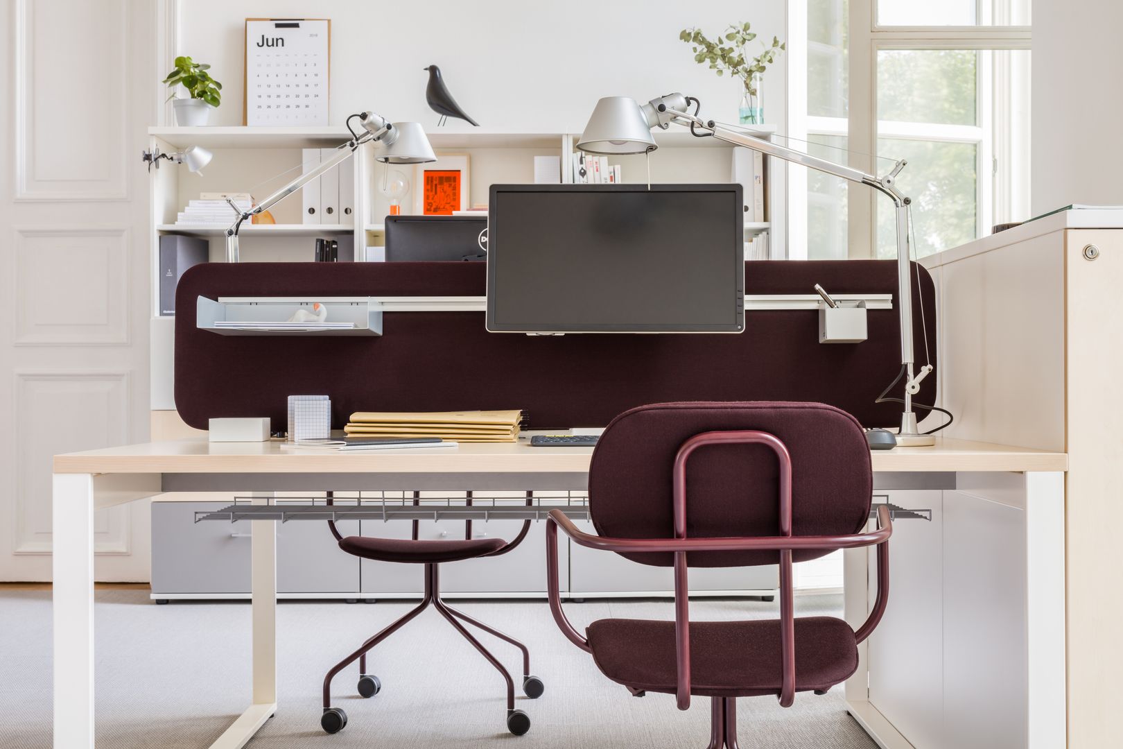 Stylischer Doppelschreibtisch Ogi Q Bench BOQ33E4 von Mdd, ideal für kreative Büros, bietet großzügigen Platz und ansprechende Ästhetik.