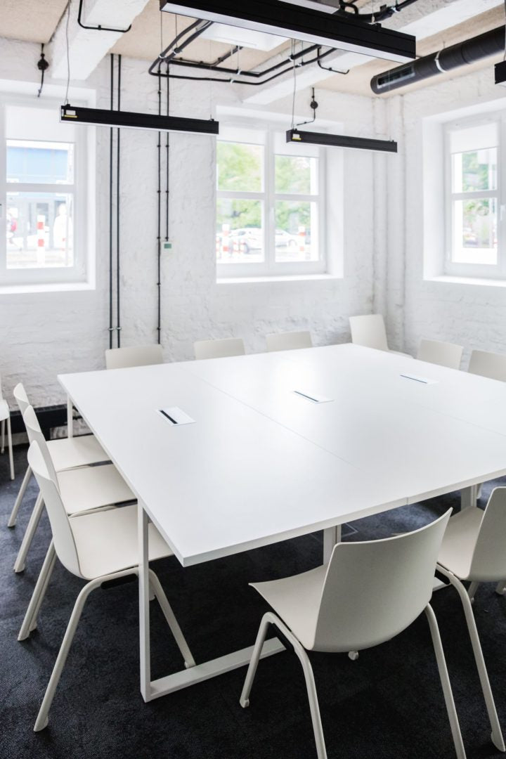 Moderner Doppelschreibtisch Ogi Q Bench BOQ33E4 von Mdd, perfekt für stilvolle Büros und Teamarbeit in inspirierender Atmosphäre.