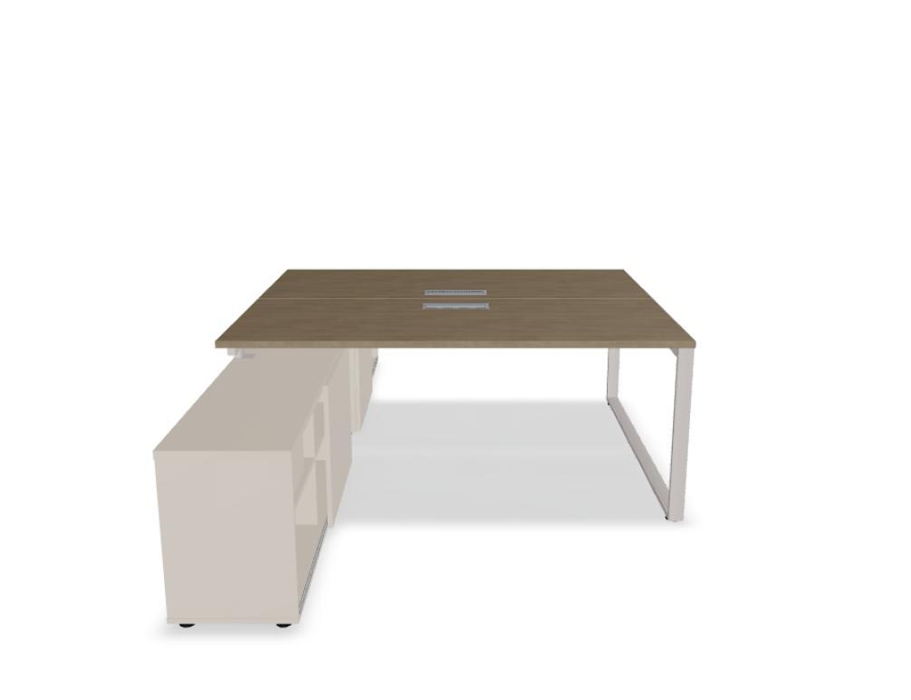 Doppelschreibtisch Ogi Q Bench mit Tischplatte in Honigeiche und schwarzem, pulverbeschichtetem Metallgestell, Ansicht von vorne.