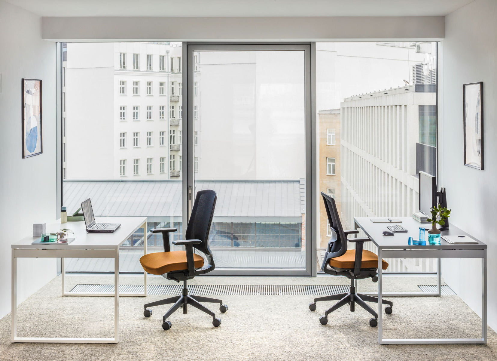 Eleganter Ogi Q BOQ22E2 Schreibtisch von Mdd, ideal für kreative Büros und Homeoffices, vereint Funktionalität mit modernem Design.