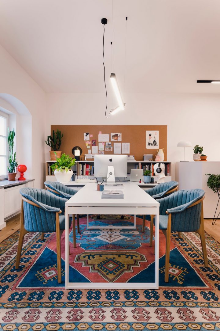 Eleganter Ogi Q BOQ24E4 Schreibtisch von MDD, ideal für stilvolle Büros und kreative Arbeitsplätze, vereint Design und Funktionalität.