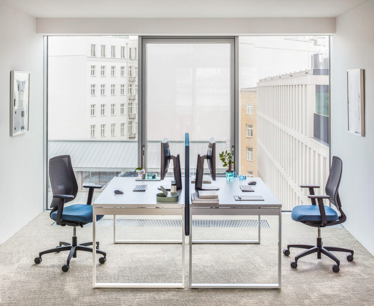 Moderner Ogi Q BOQ24E4 Schreibtisch von MDD, perfekt für produktive Arbeitsumgebungen, kombiniert Ästhetik mit praktischen Lösungen.