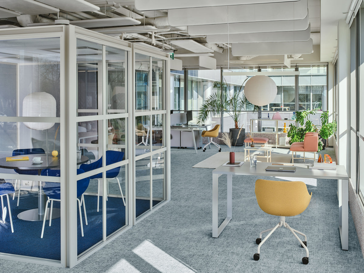 Moderner Ogi Q BOQ24E4 Schreibtisch von MDD, perfekt für kreative Arbeitsumgebungen, bietet eine harmonische Kombination aus Ästhetik und Praktikabilität.
