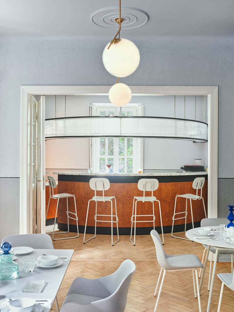 Stylischer Baltic 2 Classic BLK4P1 Stuhl mit stabilem 4-Bein-Gestell in Schwarz, ideal für moderne Innenräume und Büros.