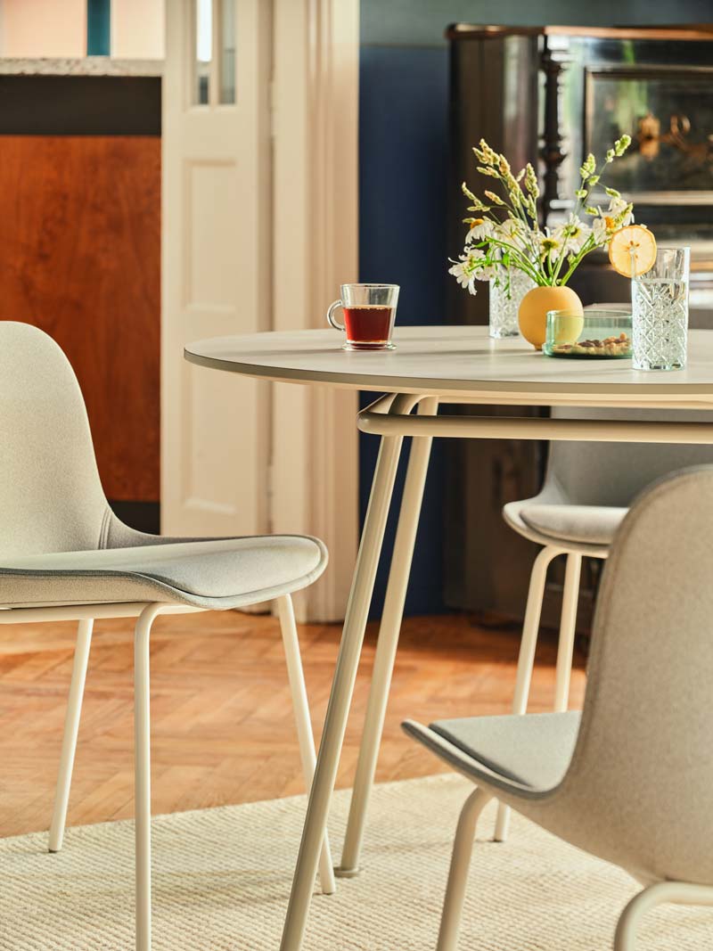 Eleganter Baltic 2 Classic BLK4P1 Stuhl mit robustem 4-Bein-Gestell in Schwarz, perfekt für zeitgemäße Wohn- und Arbeitsräume.