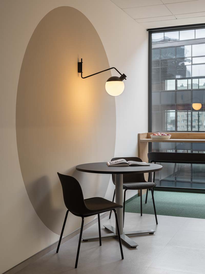 Stylischer Baltic 2 Classic BLK4P1 Stuhl mit stabilen schwarzen Beinen, ideal für moderne Innenräume und vielseitige Nutzung.