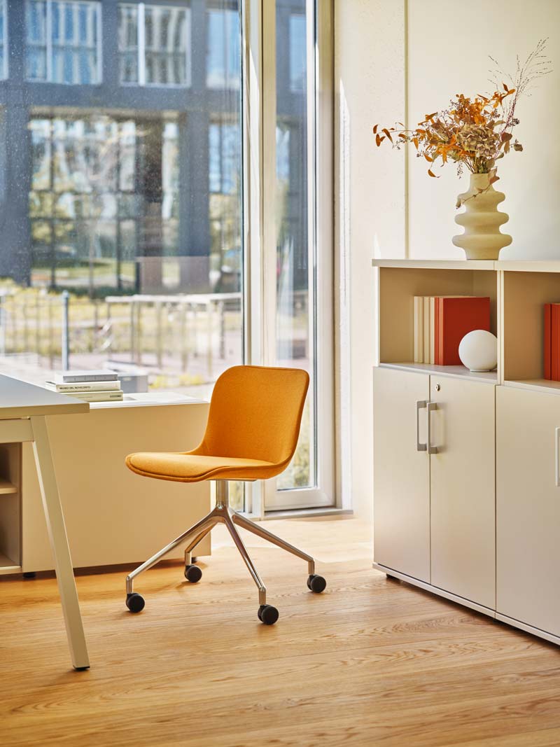 Eleganter Drehstuhl Baltic 2 Classic BLK4PP19 mit poliertem Aluminiumgestell und schwarzem Bezug, perfekt für zeitgemäße Arbeitsumgebungen.