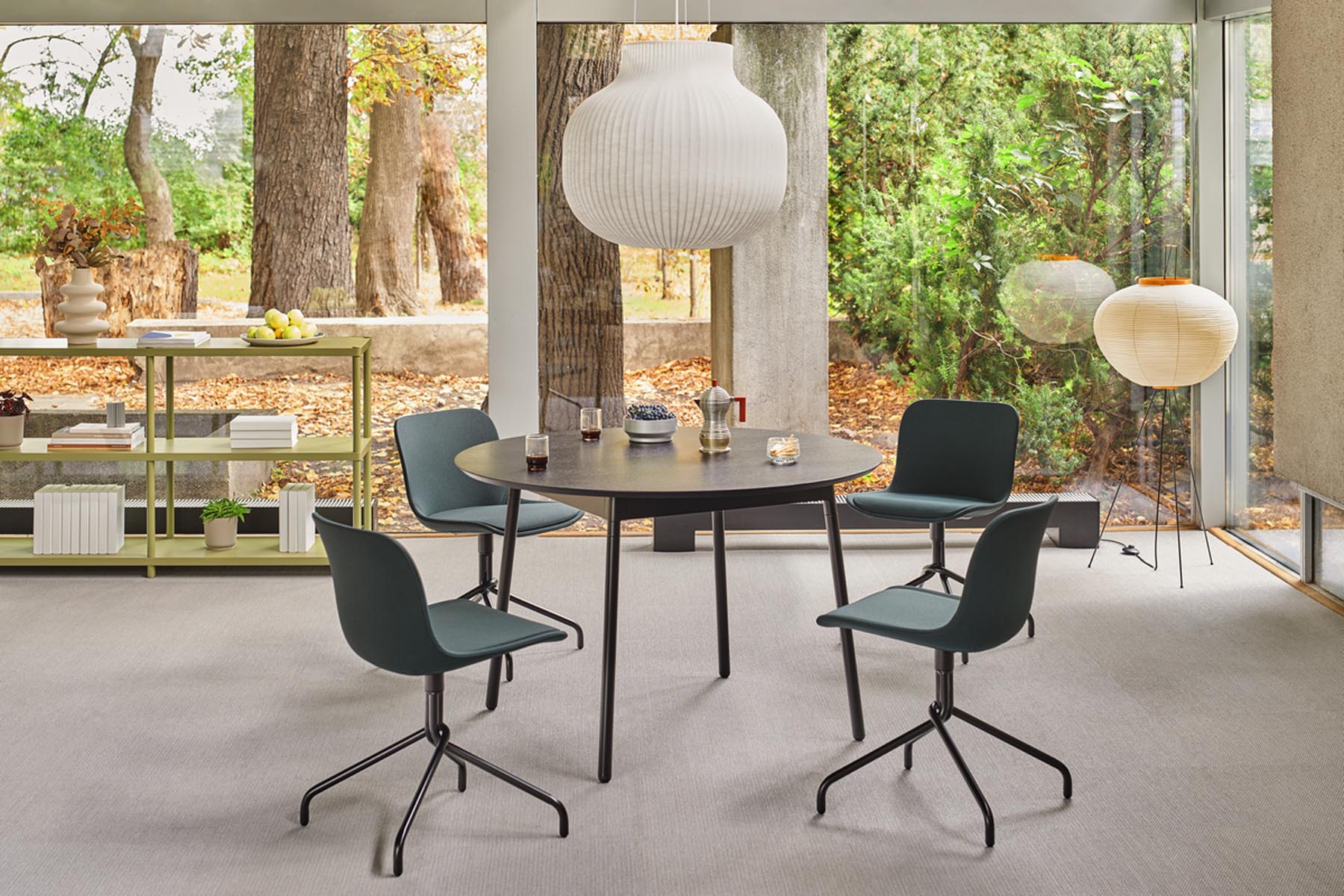 Eleganter Drehstuhl Baltic 2 Classic BLK4P13 in Schwarz, mit stilvollem Design und stabiler Drehbasis für vielseitige Nutzung.