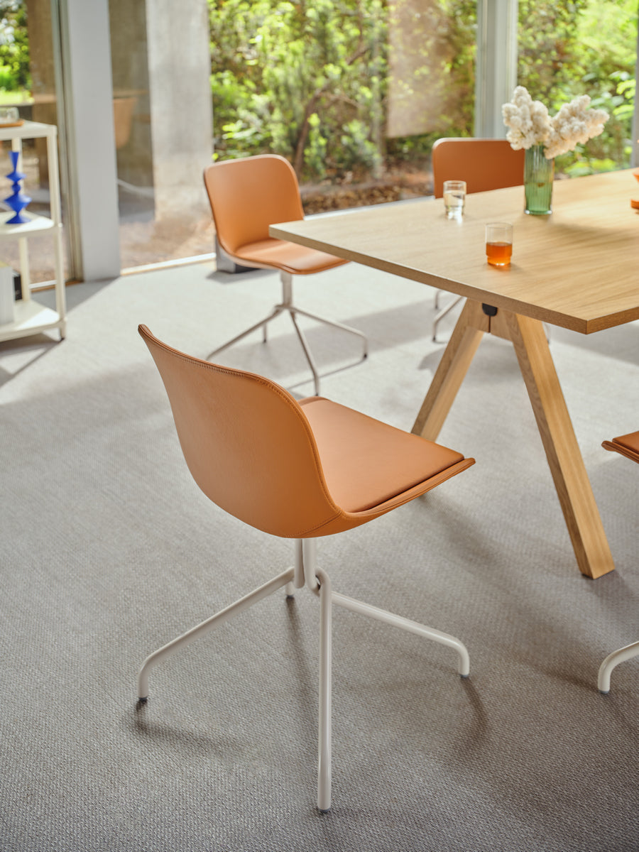 Eleganter Drehstuhl Baltic 2 Classic BLK4P13 in Schwarz, perfekt für stilvolle Büros und Homeoffices, bietet hervorragende Ergonomie und Funktionalität.