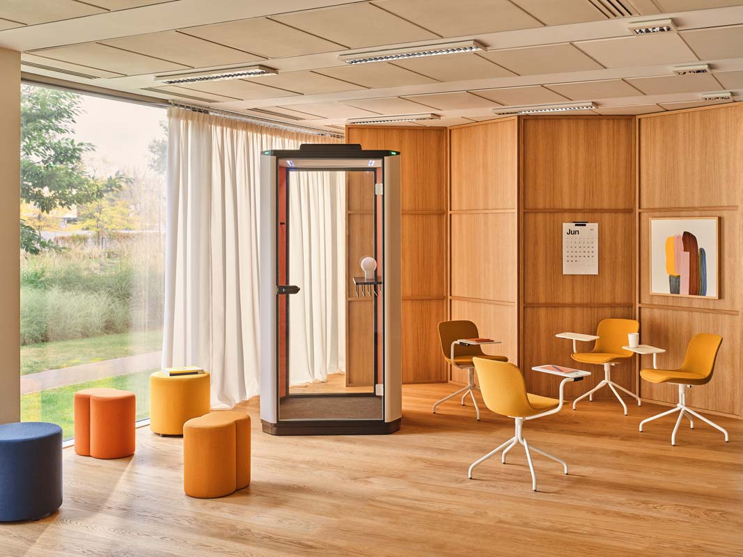 Stylischer Drehstuhl Baltic 2 Classic BLK4P13K mit schwarzem Gestell, ideal für zeitgemäße Büros und stilvolle Arbeitsplätze.