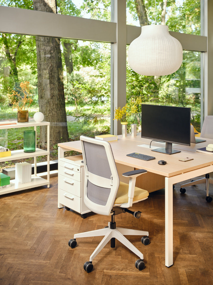 Stylischer Doppelschreibtisch Ogi U Bench BOU48E2 mit U-förmigen Beinen und praktischem Sichtschutz, ideal für produktive Arbeitsumgebungen.