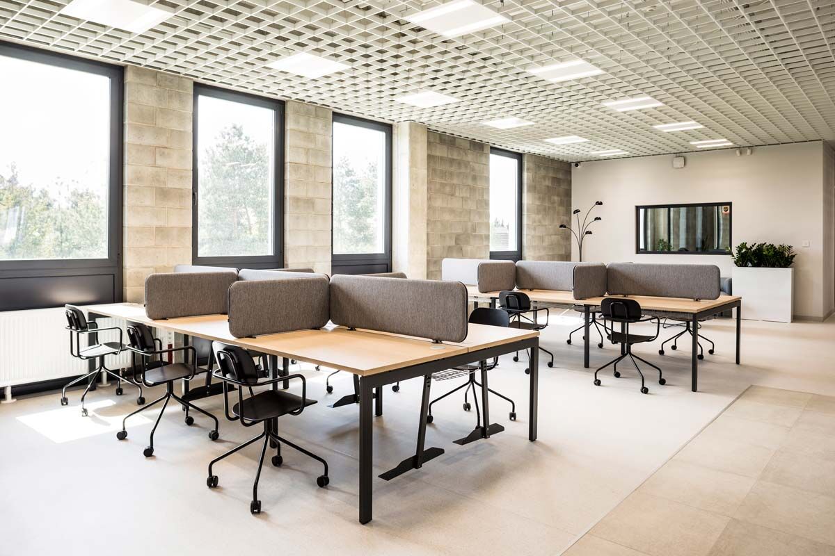 Moderner Doppelschreibtisch Ogi U Bench BOUL40 von Mdd, perfekt für inspirierende Büros, bietet großzügigen Platz und stilvolle Ästhetik.