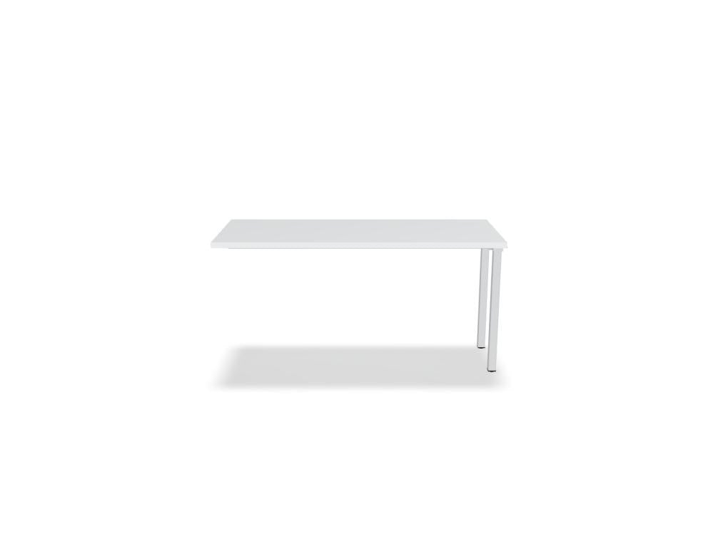 Schreibtisch Ogi U von Mdd mit Tischplatte in Honigeiche und pulverbeschichtetem, schwarzem Metallgestell im minimalistischen Design.