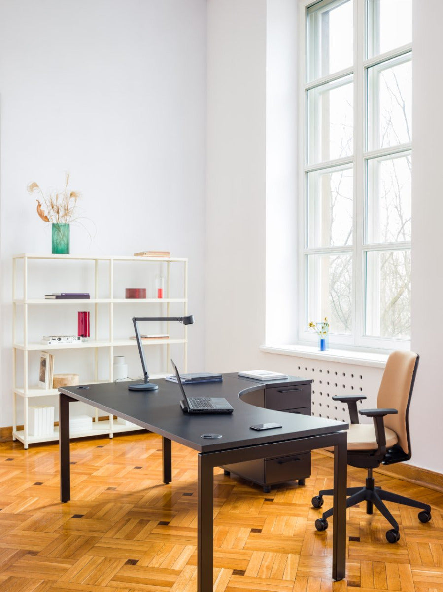 Moderner Ogi U BOU49E2 Schreibtisch von Mdd, ideal für stilvolle Büros, bietet großzügige Arbeitsfläche und ansprechendes Design.