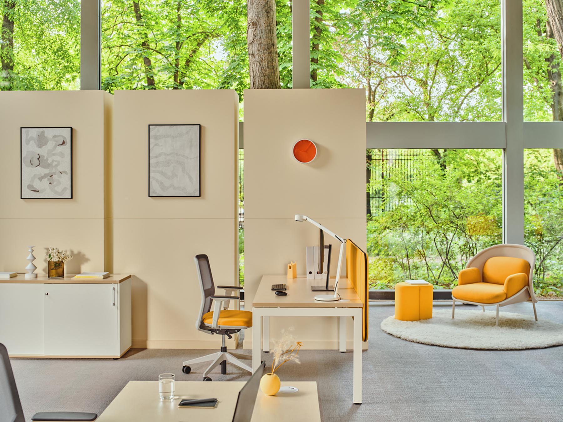 Eleganter Ogi U BOU16E4 Schreibtisch von Mdd, mit schicker weißer Tischplatte und modernem grauen U-Gestell, perfekt für stilvolle Arbeitsumgebungen.