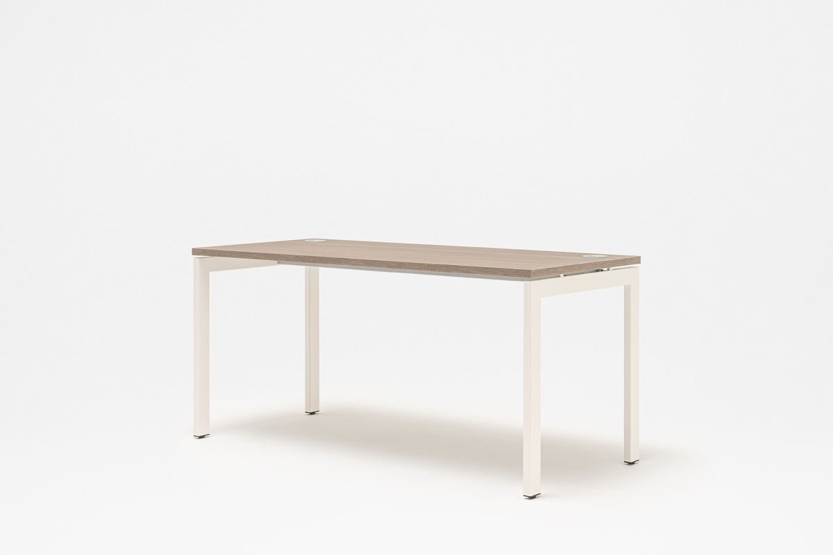 Schreibtisch Ogi U von Mdd mit Tischplatte in Honigeiche und pulverbeschichtetem, schwarzem Metallgestell im minimalistischen Design.