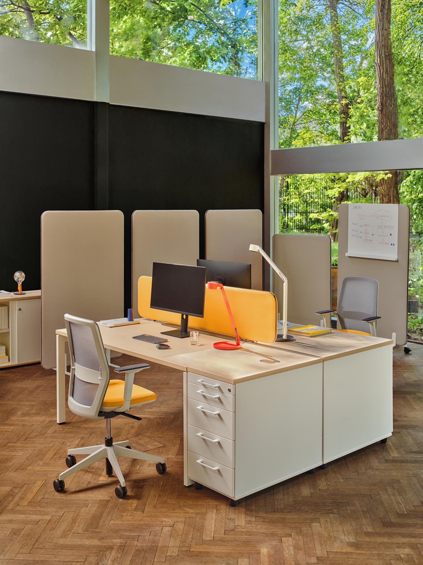 Moderner Ogi U BOU19 Schreibtisch von Mdd, mit ansprechendem Design und praktischer U-Form, ideal für produktives Arbeiten im Homeoffice.