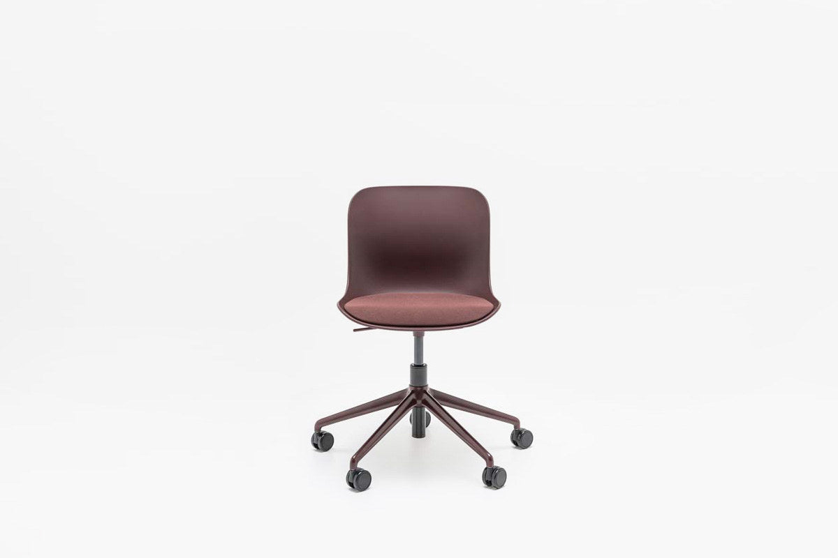 Bürostuhl Baltic 2 Remix von Mdd mit dunkelroter Sitzschale aus Polypropylen, Polsterkissen und drehbarem Aluminiumfussgestell.
