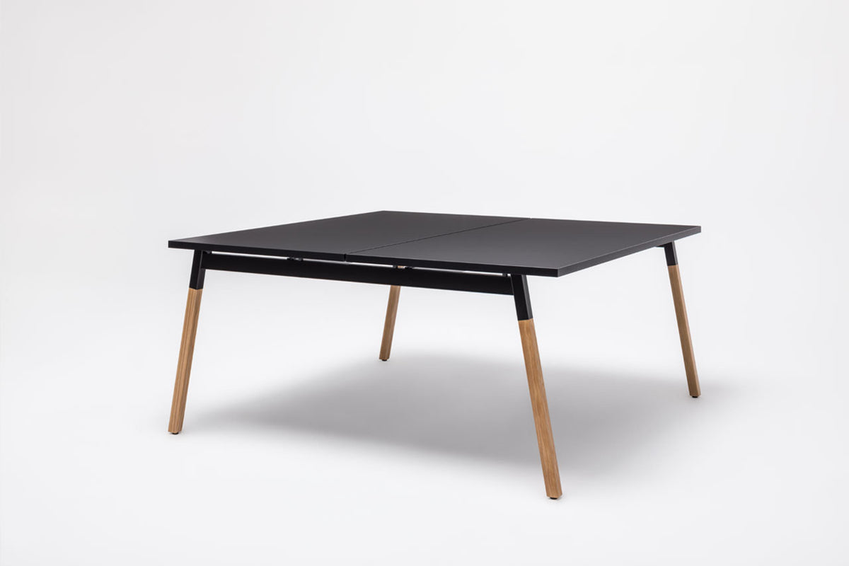 Doppelschreibtisch Ogi W Bench mit Platte in Honigeiche, Gestell aus Eschenholz und schwarzem Metallrahmen, für zwei Arbeitsplätze.
