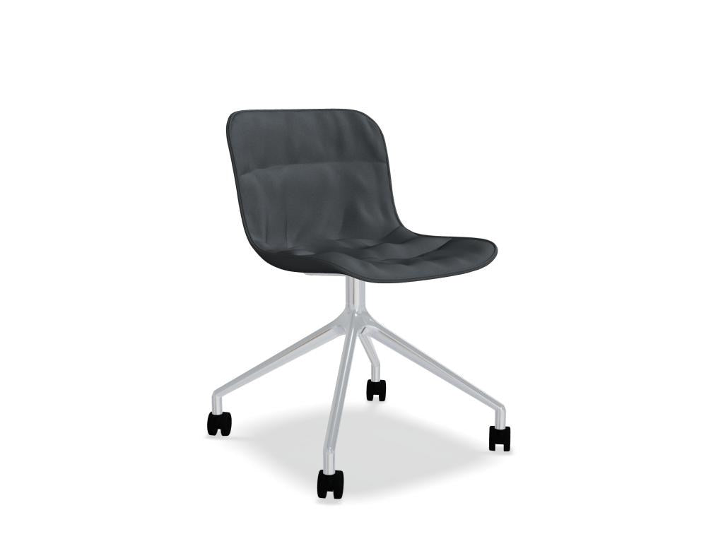 Drehstuhl Baltic 2 Soft Duo mit gefälteltem, dunkelbeigem Sitzpolster und poliertem Aluminium-Sternfussgestell auf vier Rollen.