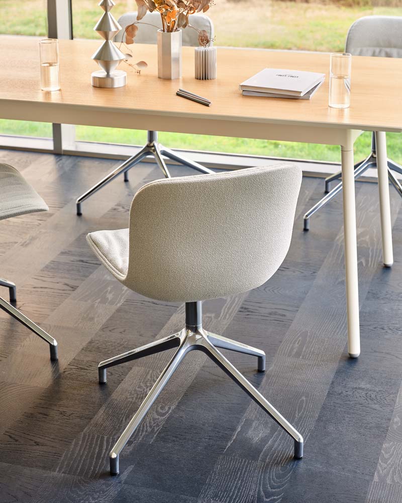 Eleganter Drehstuhl Baltic 2 Soft Duo in Schwarz, mit stilvollem Aluminiumgestell und praktischen Rollen für müheloses Bewegen.