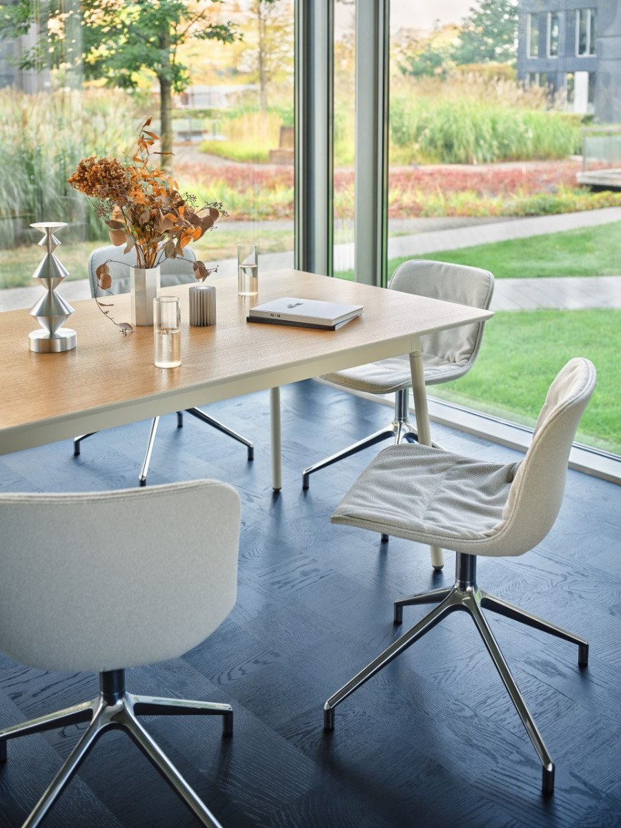 Drehstuhl Baltic 2 Soft Duo mit gefälteltem, dunkelbeigem Sitzpolster und poliertem Aluminium-Sternfussgestell auf vier Rollen.