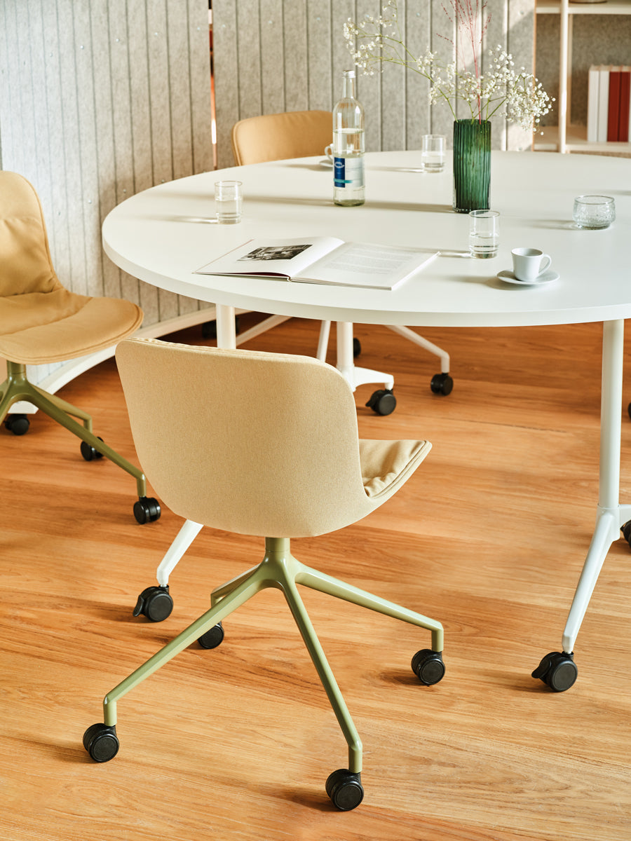 Eleganter Drehstuhl Baltic 2 Soft Duo BLK5P13 in Schwarz, perfekt für zeitgemäße Arbeitsumgebungen, vereint Komfort und modernes Design.